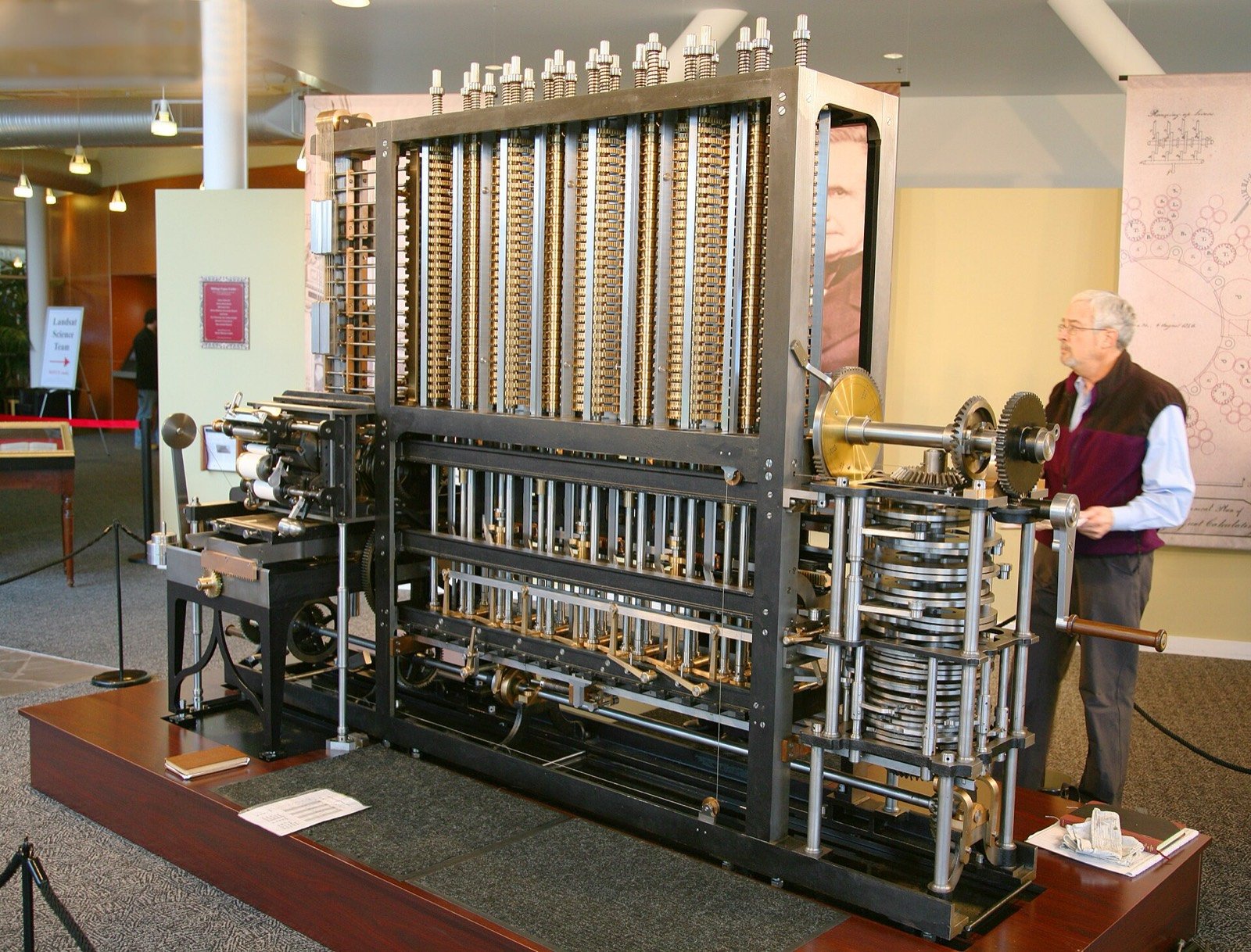 Réplica da Máquina Diferencial de Babbage, com colunas de engrenagens de latão